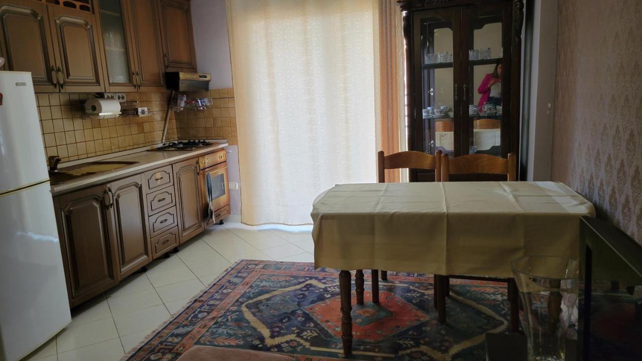 Charming Apartment Lushnjë Buitenkant foto