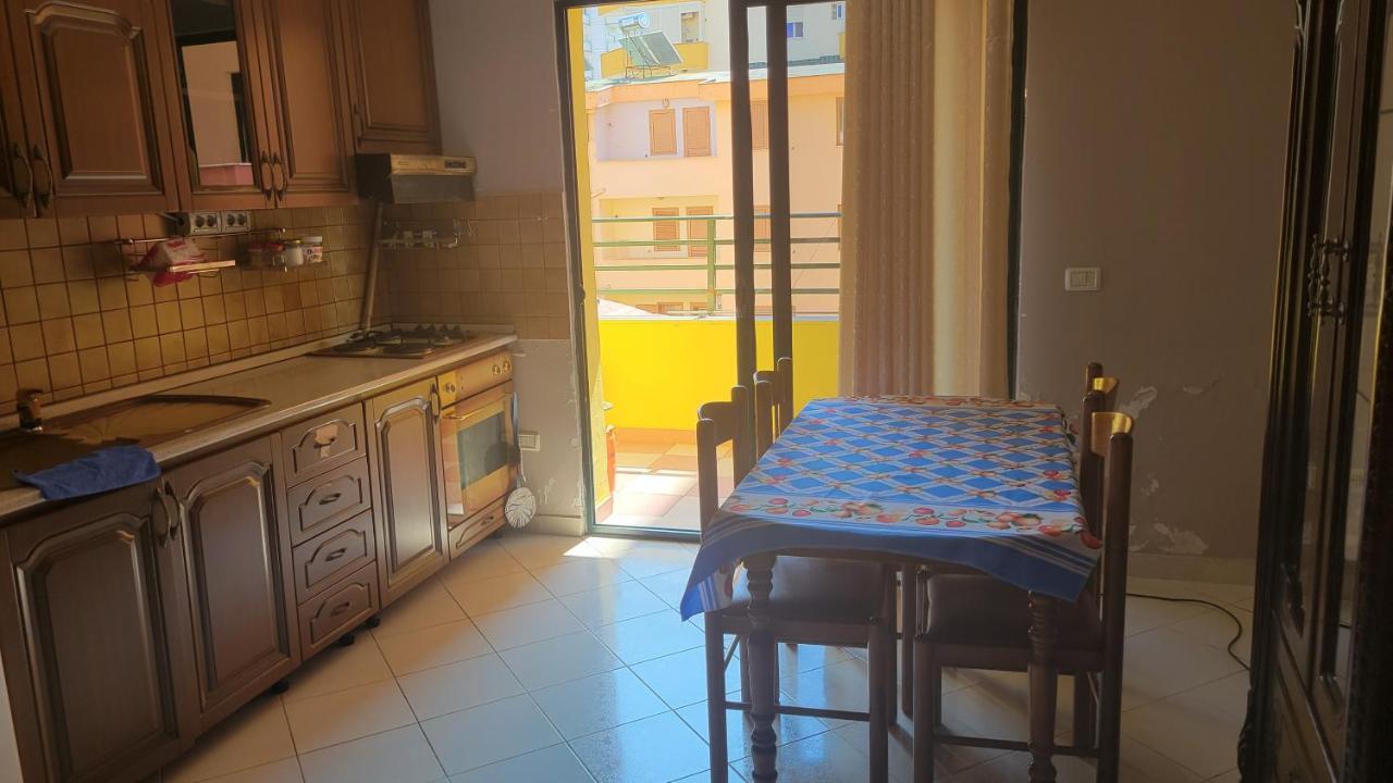 Charming Apartment Lushnjë Buitenkant foto