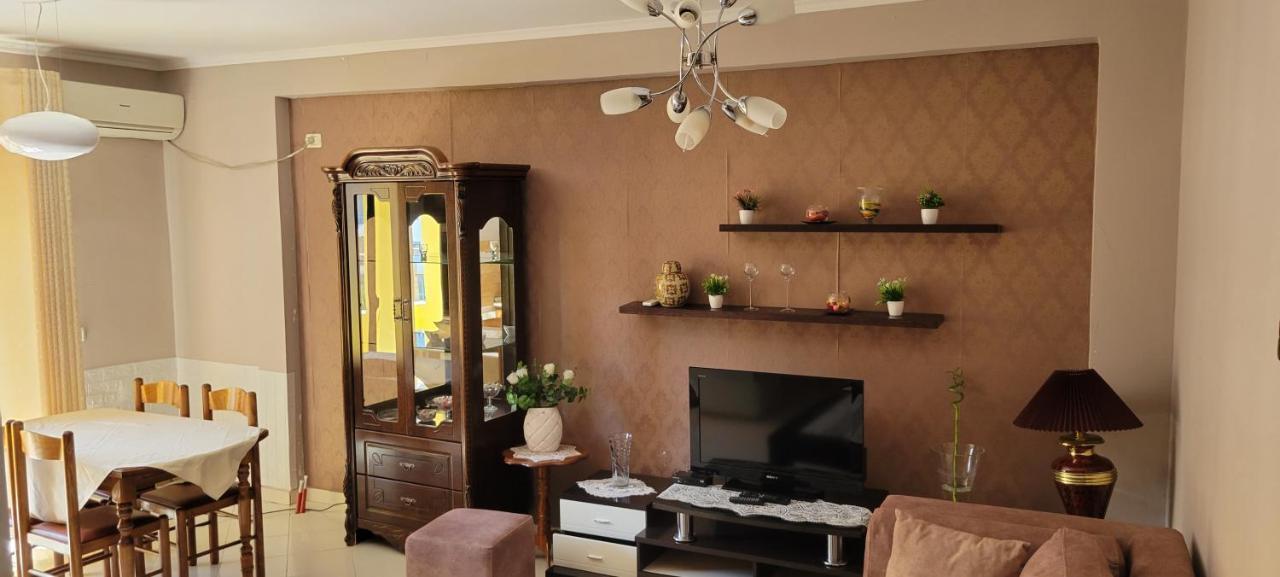 Charming Apartment Lushnjë Buitenkant foto