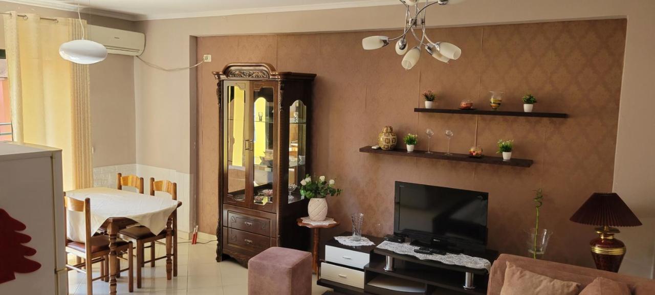 Charming Apartment Lushnjë Buitenkant foto